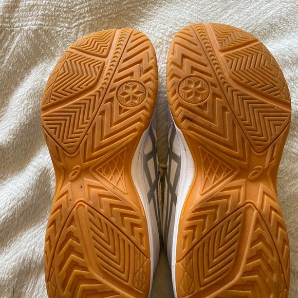 GU ASICS shoes. White w silver accent. Size 10 - Picture 2 of 4